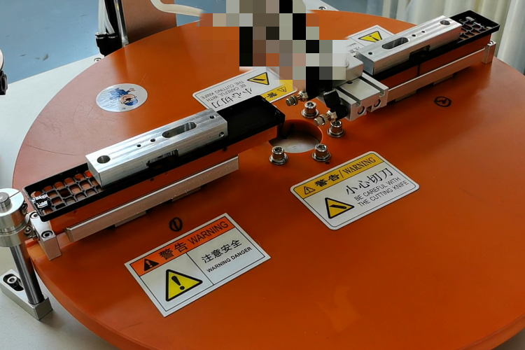 廣東貼膜機廠家哪家好？雙工位遙控器中框貼膜機，一臺機器頂5