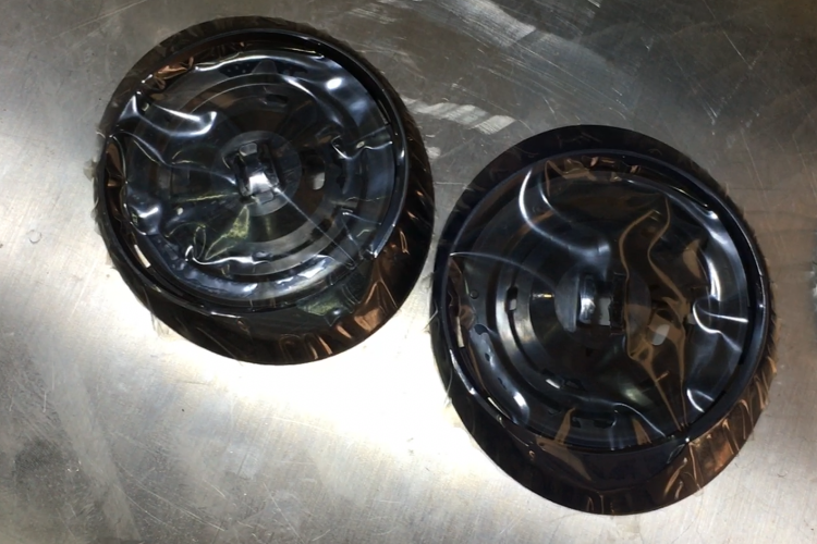 耳機貼膜前后效果對比圖，左側(cè)為未貼膜部件，右側(cè)為高精度貼膜后的成品效果