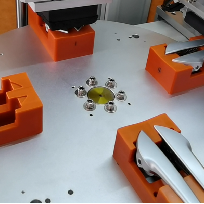 貼膜前后對比效果，左側(cè)為未貼膜門把手，右側(cè)為貼膜后無劃痕的成品