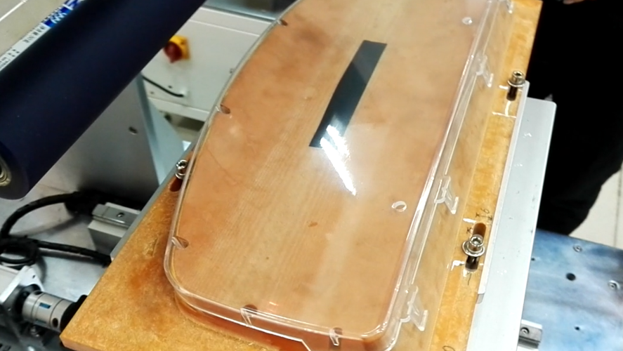 各種曲面弧度都能貼：汽車儀表盤(pán)貼膜機(jī)