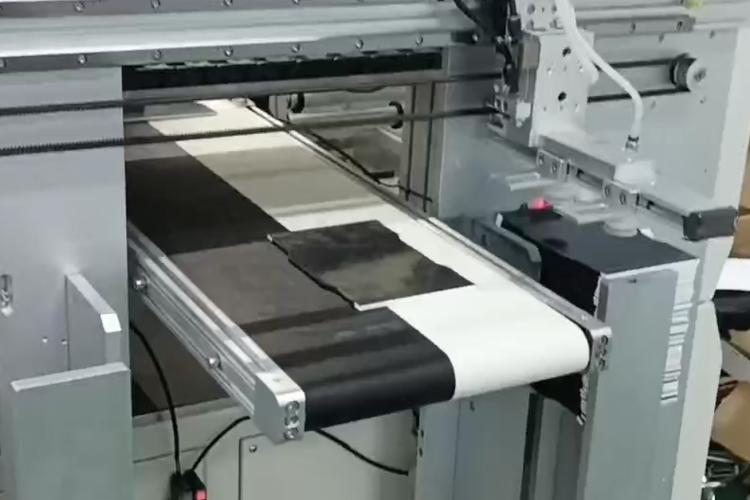 顛覆傳統(tǒng)！雙機聯(lián)動+機械手自動上料，氣凝膠貼膠效率飆升300%！