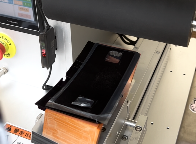 救命！貼歪、氣泡、浪費(fèi)膜？這臺(tái)自動(dòng)貼膜機(jī)一招搞定！