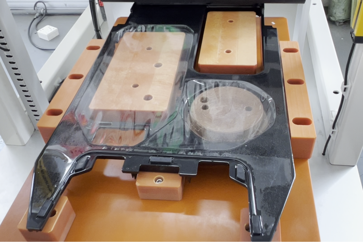 這款汽車中框貼膜機(jī)，讓貼膜效率提升200%