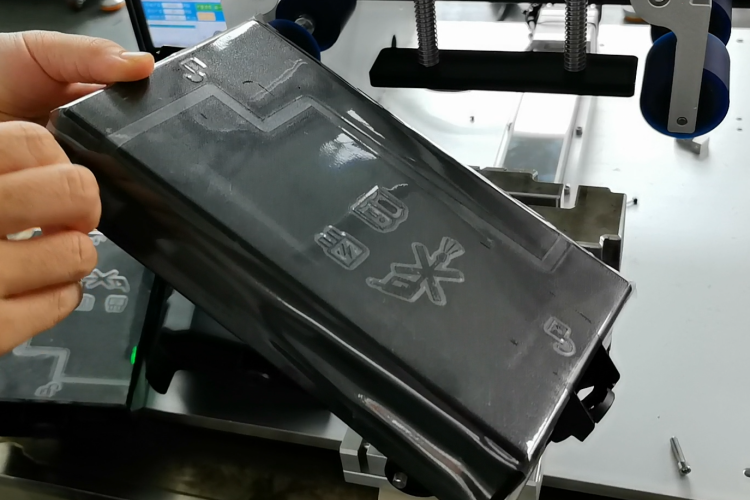 國內(nèi)知名貼膜機工廠：周邊輔貼更全面，電池蓋自動貼膜機助力塑膠件生產(chǎn)品質(zhì)升級