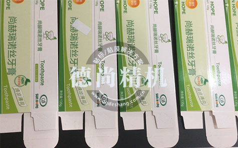 平面自動貼標機讓牙膏盒外包裝告別低效率高成本的現(xiàn)狀？